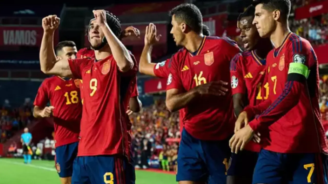 Los jugadores de la selecci&oacute;n espa&ntilde;ola celebran el gol de Gavi ante Chipre