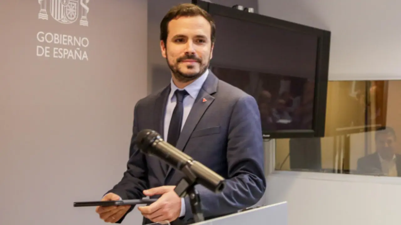  El ministro de Consumo, Alberto Garz&oacute;n, a su llegada a la rueda de prensa de presentaci&oacute;n del proyecto de Real Decreto de Comunicaciones Comerciales de las Actividades del Juego, en Madrid (Espa&ntilde;a), a 21 de febrero de 2020. - Ricardo Rubio - Europa Press - Archivo 