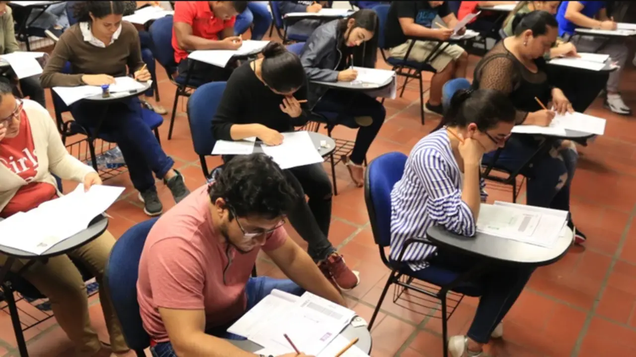  Estudiantes haciendo un examen 