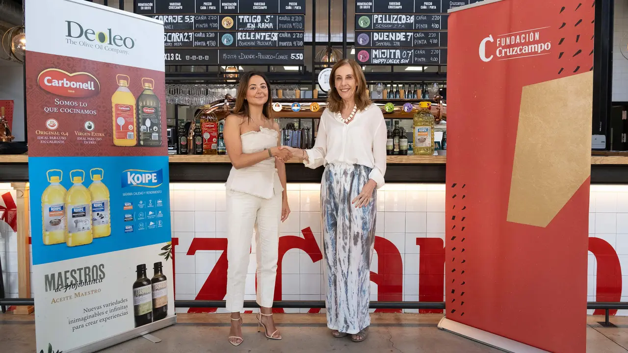  Macarena Mart&iacute;nez Escribano (izq), directora nacional de ventas de HORECA en Deoleo, y Regla Bejarano (dcha), directora de la Fundaci&oacute;n Cruzcampo, durante la firma del acuerdo 