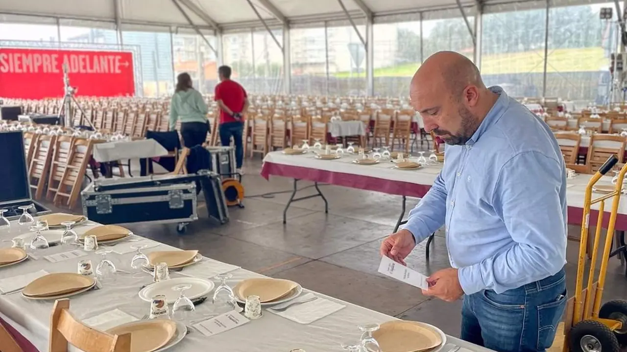  El secretario de Organizaci&oacute;n del PSdeG, Jos&eacute; Manuel Lage, supervisa los preparativos de la XII Festa Socialista de Galicia 