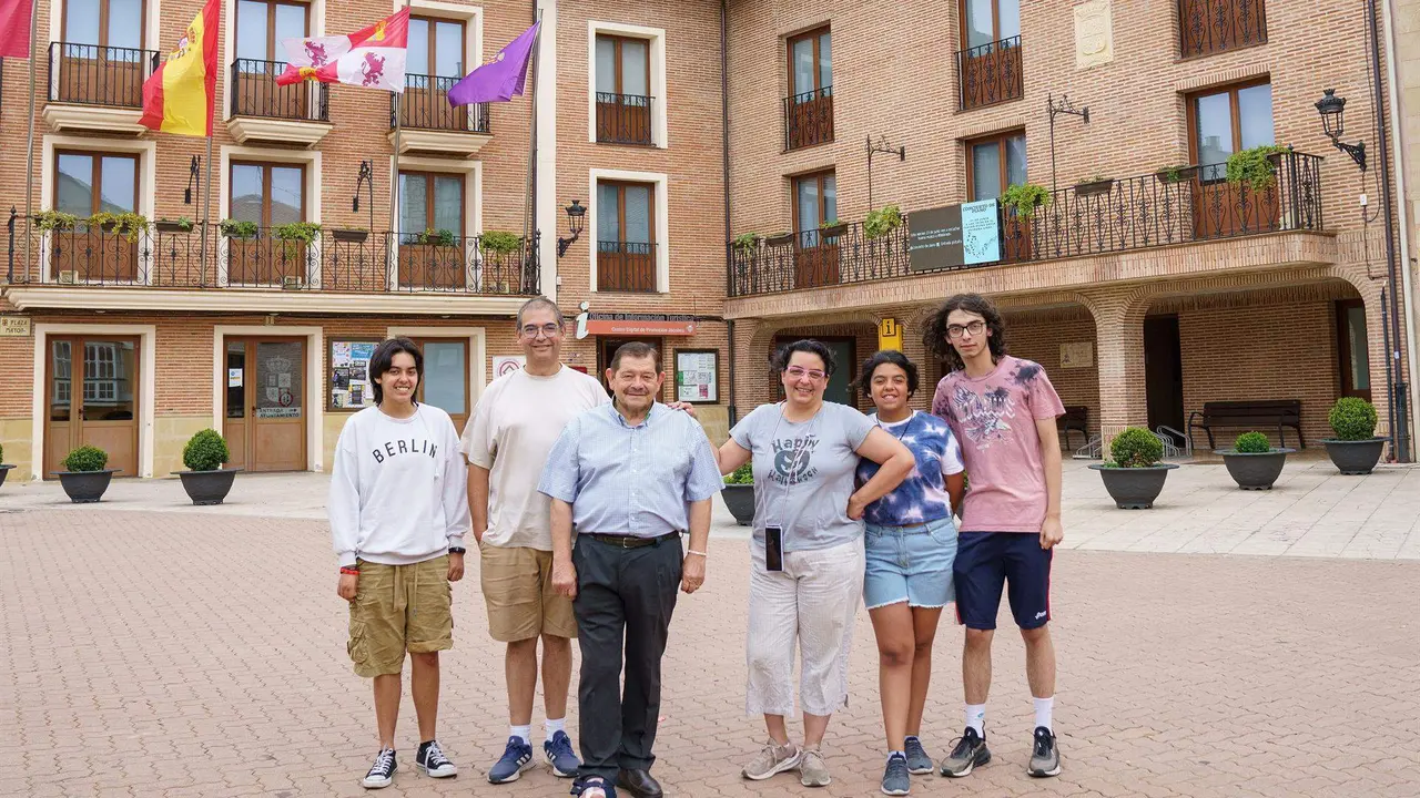 Alma, Pablo y sus tres hijos con el concejal de repoblaci&oacute;n de Belorado - EP