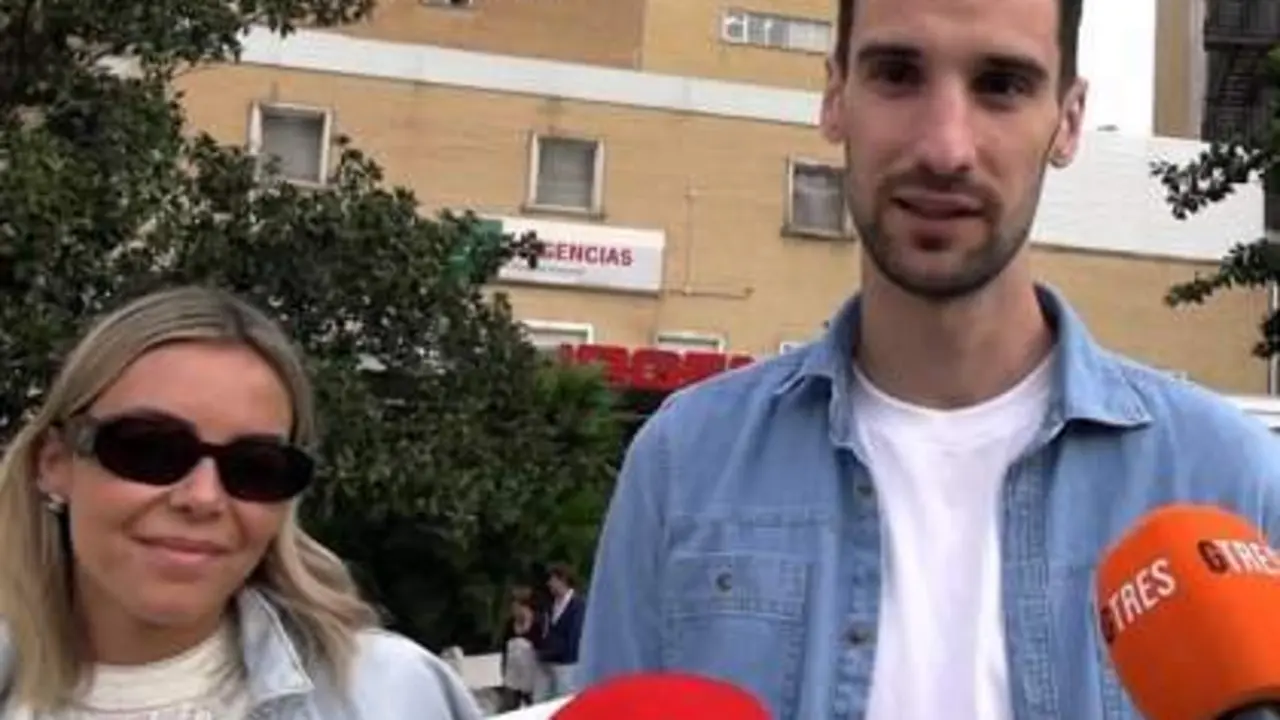 Sergio Rico junto a Alba Silva, tras conocer los resultados de su revisi&oacute;n m&eacute;dica 