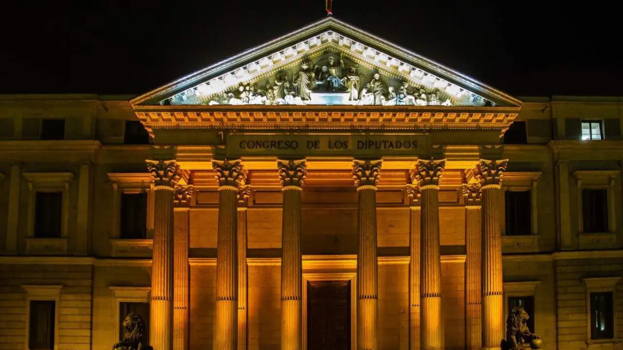  El Congreso de los Diputados iluminado de dorado 