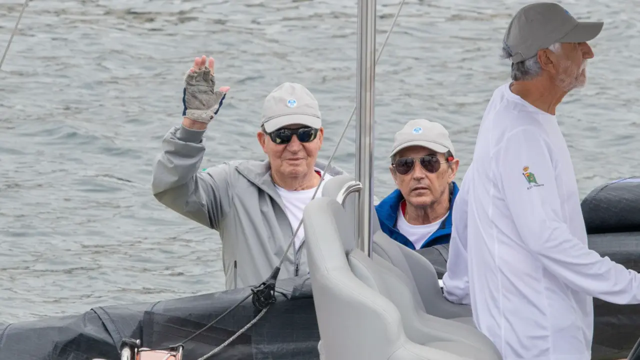  Juan Carlos I llega al puerto deportivo de Sanxenxo para salir a navegar a bordo del 'Brib&oacute;n' 