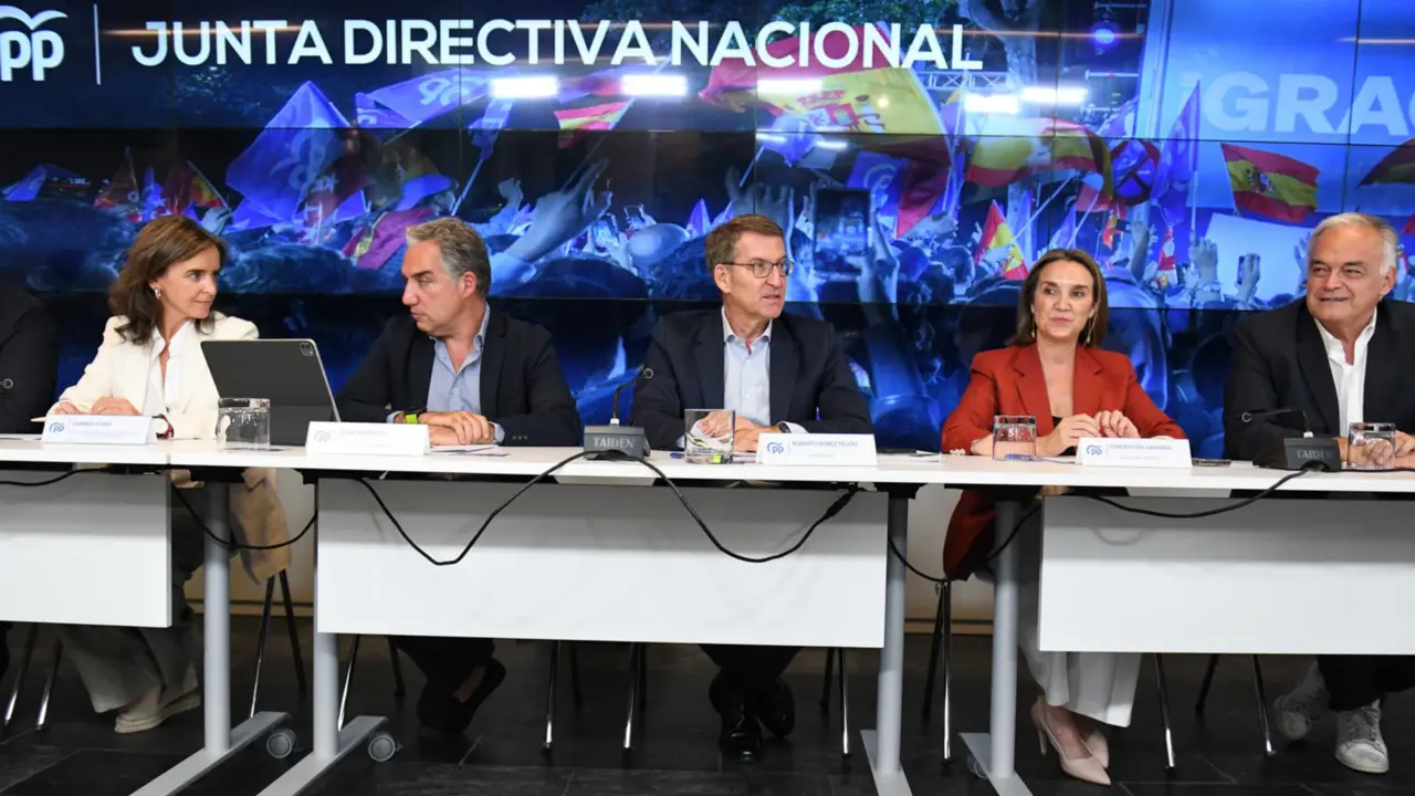  Archivo - (I-D) La vicesecretar&iacute;a de Pol&iacute;ticas Sociales y Reto Demogr&aacute;fico, Carmen Funez; el coordinador general del PP, El&iacute;as Bendodo; el presidente del Partido Popular y candidato a la presidencia del Gobierno, Alberto N&uacute;&ntilde;ez Feij&oacute;o; la secretaria genera - Fernando S&aacute;nchez - Europa Press - Archivo 