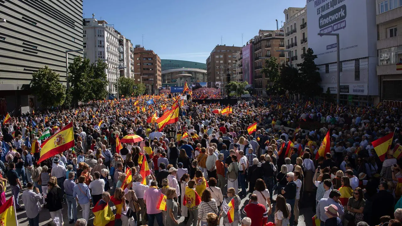  Multitud de simpatizantes protestan contra la amnist&iacute;a en el barrio de Salamanca, Madrid 