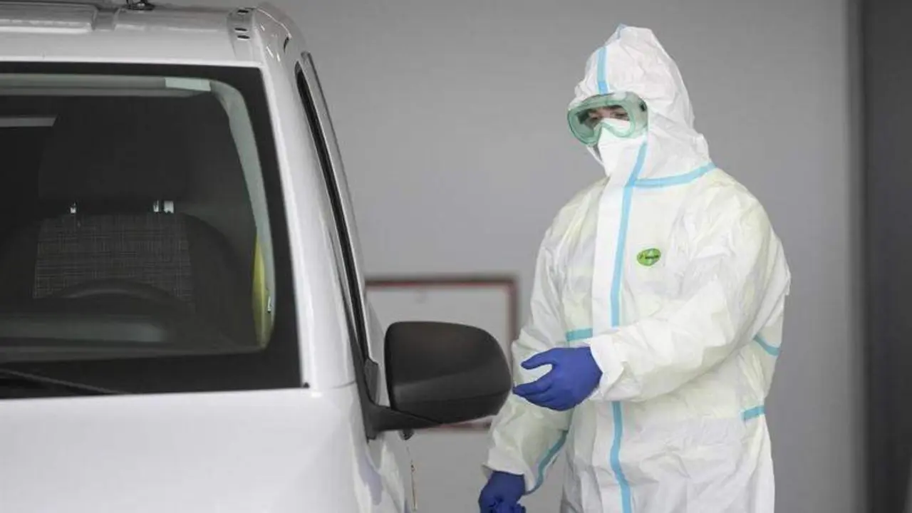  Archivo - Personal sanitario con traje EPI durante el ingreso de un paciente covid-19 al nuevo Hospital de Emergencia Covid-19. - Mar&iacute;a Jos&eacute; L&oacute;pez - Europa Press - Archivo 