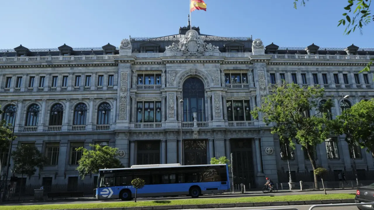  Archivo - Bandera de Espa&ntilde;a a media asta en la sede del Banco de Espa&ntilde;a. - Jes&uacute;s Hell&iacute;n - Europa Press - Archivo 