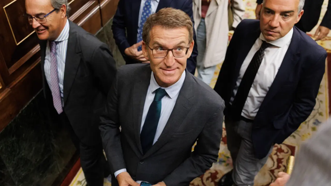  El presidente del PP, Alberto N&uacute;&ntilde;ez Feij&oacute;o (c) y el coordinador General del Partido Popular, El&iacute;as Bendodo (d), salen de una sesi&oacute;n plenaria, en el Congreso de los Diputados, a 21 de septiembre de 2023, en Madrid (Espa&ntilde;a). Durante el Pleno de hoy se trami - Eduardo Parra - Europa Press 