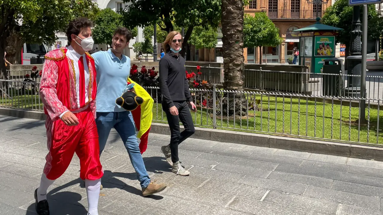  Archivo - Dos j&oacute;venes, ataviados con la vestimenta de las despedidas de soltero, en una foto de archivo. - Eduardo Briones - Europa Press - Archivo 