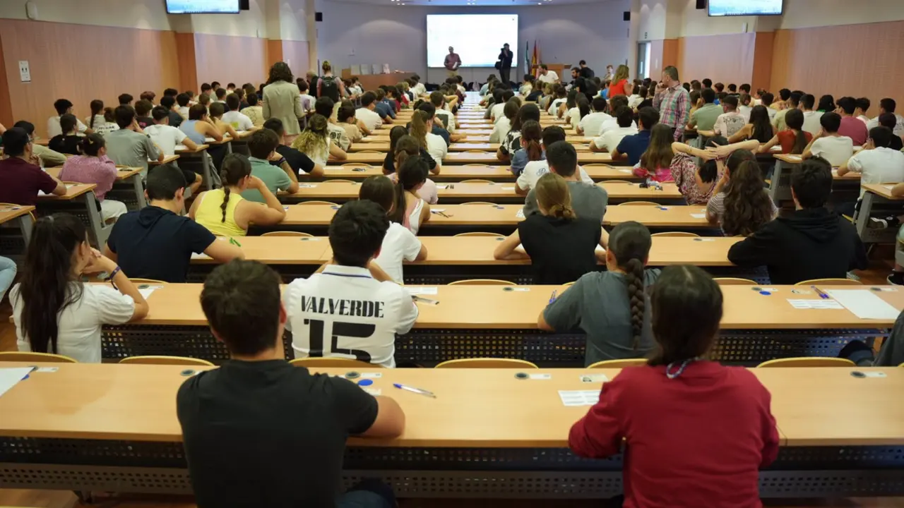  Estudiantes asistentes a uno de los ex&aacute;menes de la PEvAU en C&oacute;rdoba. - UCO 