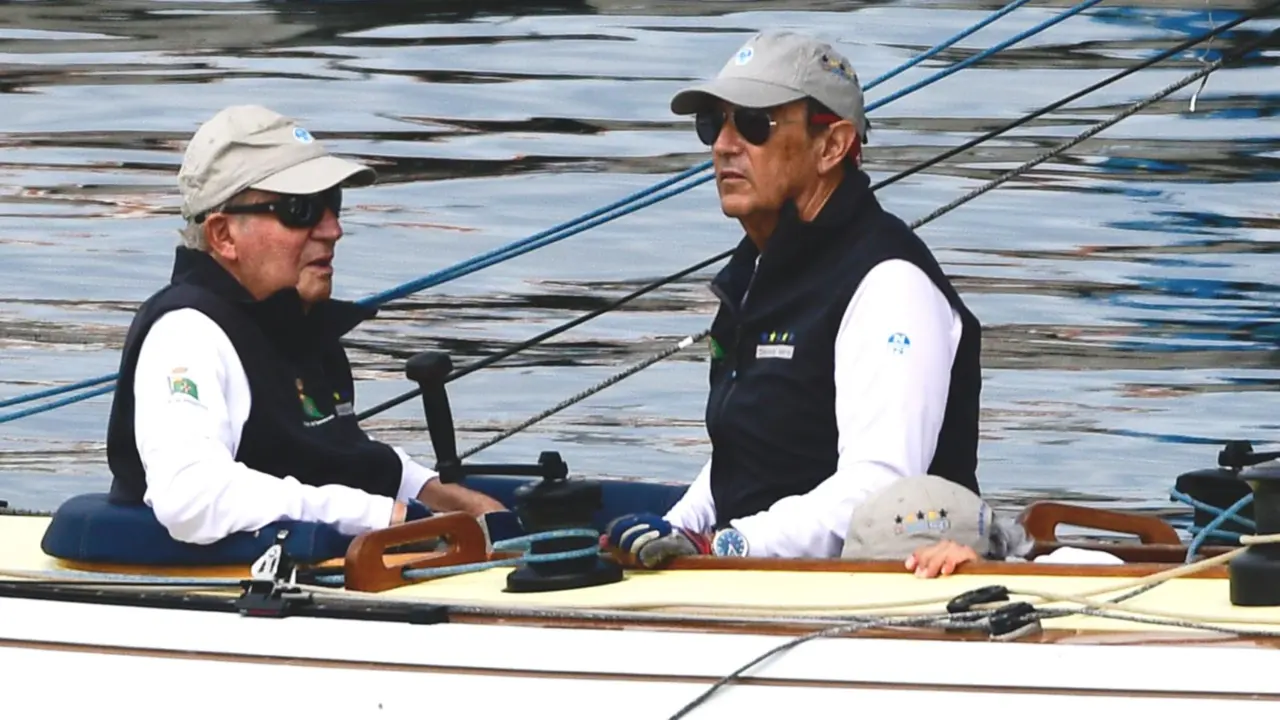  El Rey Juan Carlos y Pedro Campos embarcados en 'El Brib&oacute;n', a 27 de septiembre de 2023, en Sanxenxo (Espa&ntilde;a). - &Oacute;scar Ortiz - Europa Press 