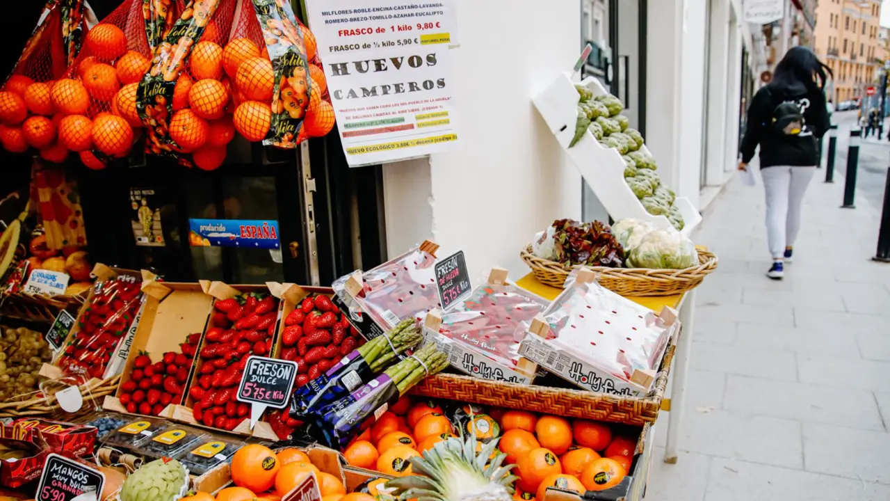  Archivo - Piezas de frutas y hortalizas en la fruter&iacute;a 'Vitaminas', a 2 de enero de 2023, en Madrid (Espa&ntilde;a). El Gobierno ha suprimido durante seis meses el IVA del 4% que se aplica a todos los alimentos de primera necesidad, entre ellos el pan o la leche - Carlos Luj&aacute;n - Europa Press - Archivo 