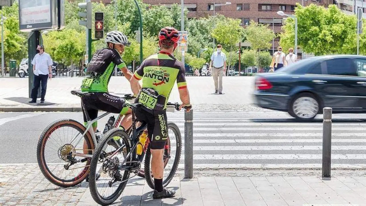  Dos ciclistas en el Vial Norte en Córdoba / Pilar Gázquez. 