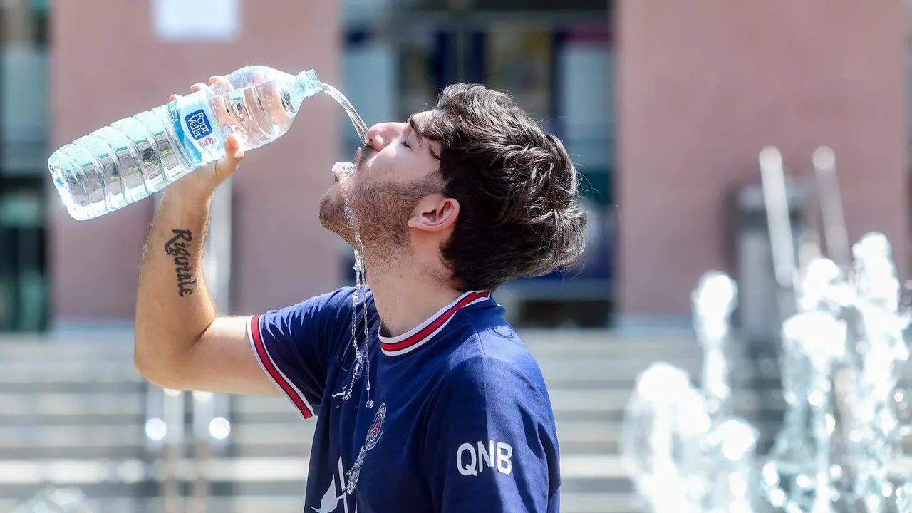  Un joven bebe agua para combatir la segunda ola de calor del verano 