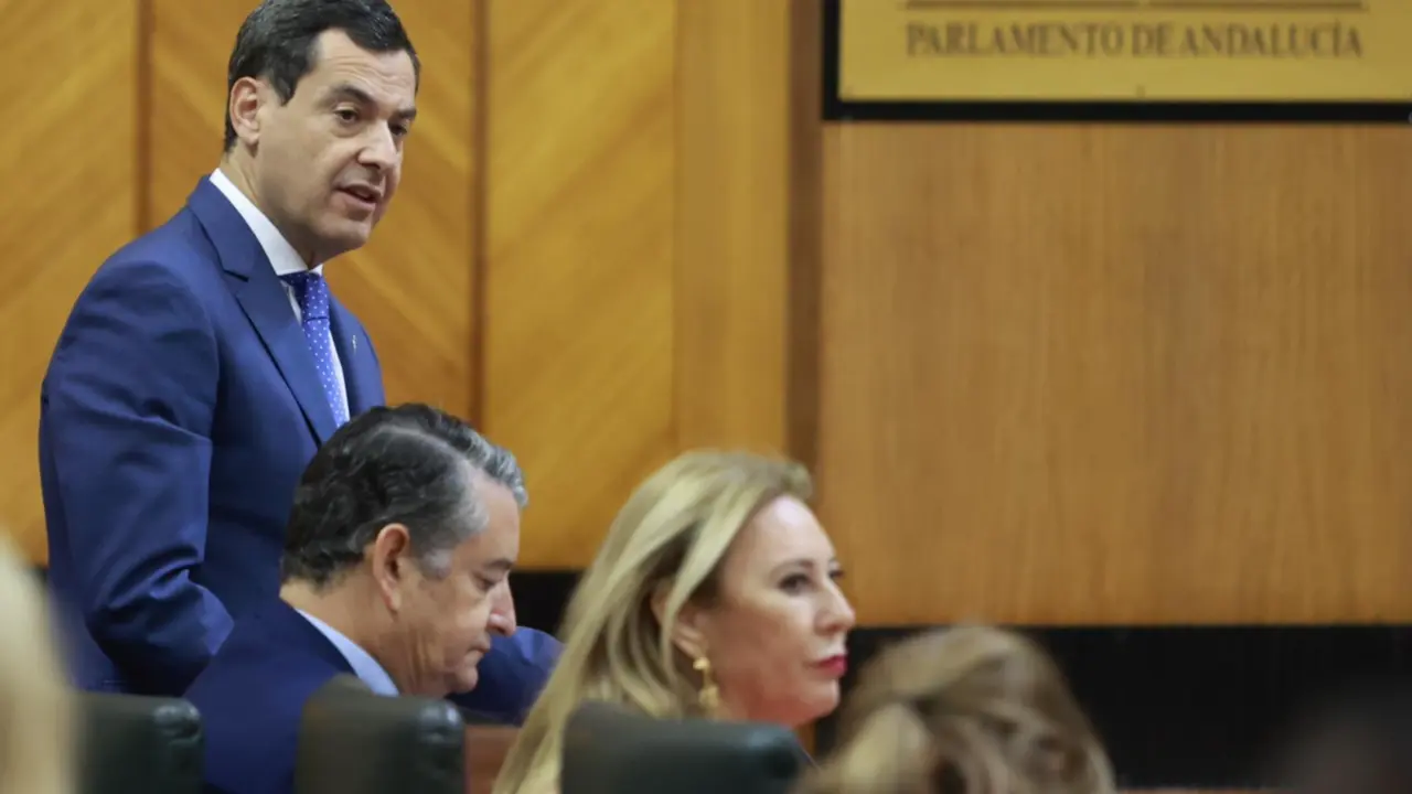  El presidente de la Junta de Andaluc&iacute;a, Juanma Moreno, este jueves en el Pleno del Parlamento de Andaluc&iacute;a. - ROC&Iacute;O RUZ/EUROPA PRESS 