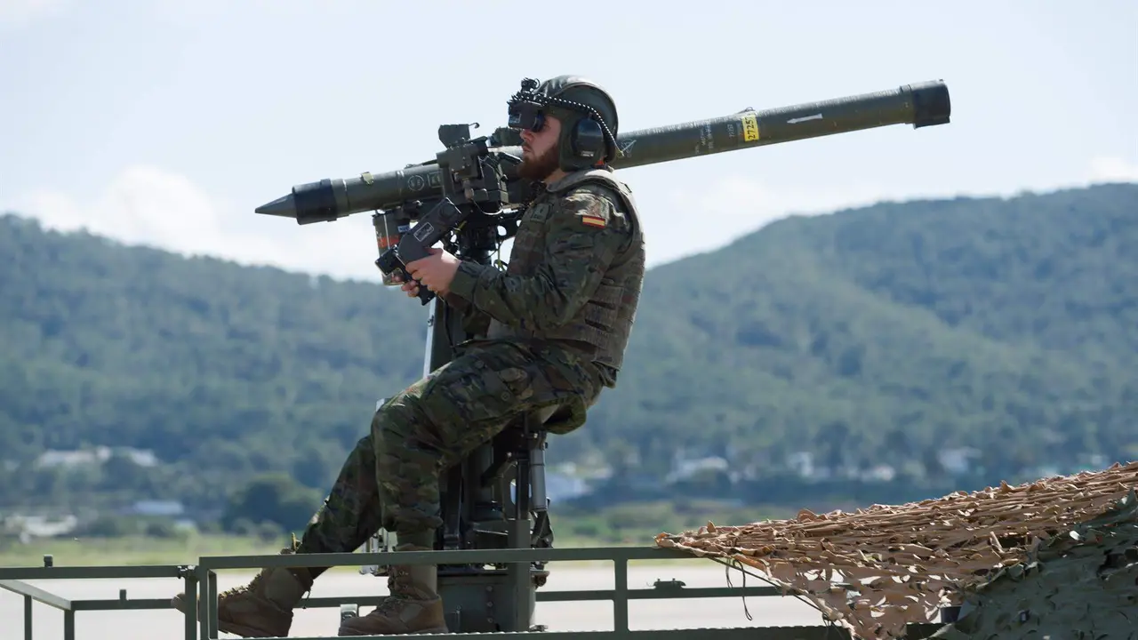  Soldado manejando un misil antia&eacute;reo 