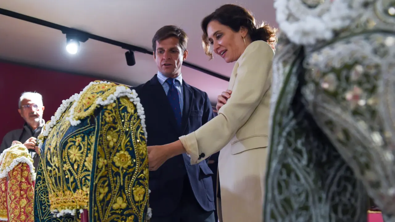  La presidenta de la Comunidad de Madrid, Isabel D&iacute;az Ayuso, y el torero El Juli durante la inauguraci&oacute;n de una exposici&oacute;n monogr&aacute;fica 'El Juli' que le rinde homenaje, en la Plaza de Toros de Las Ventas, a 20 de septiembre de 2023, en Madrid (Espa&ntilde;a). - Gustavo Valiente - Europa Press 