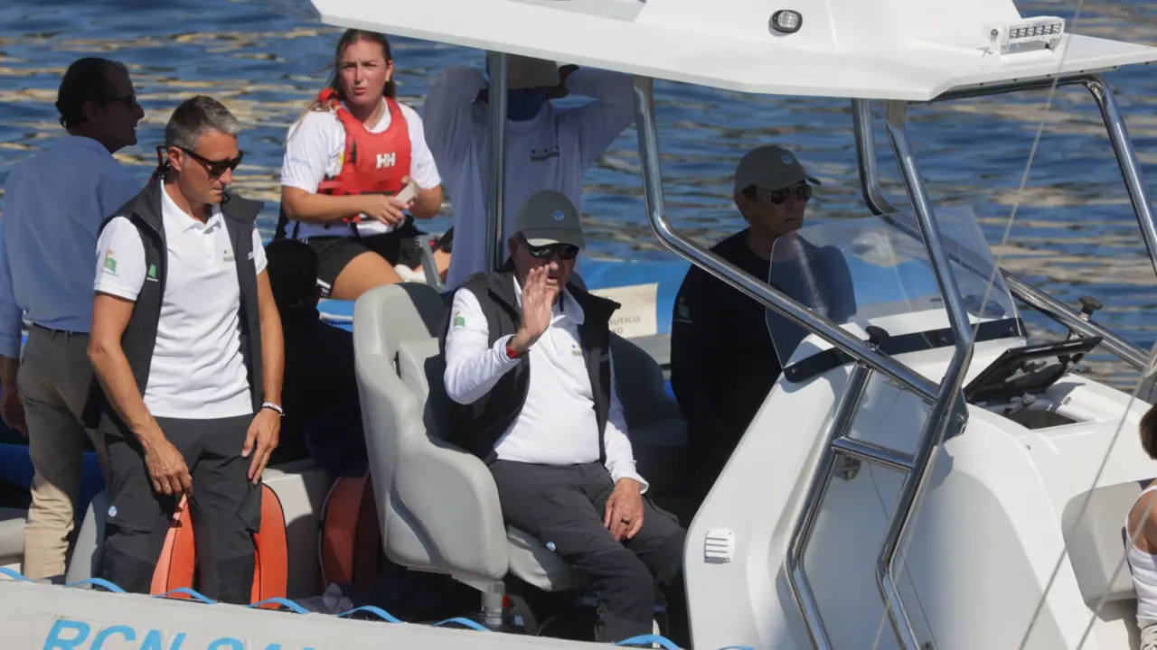  El Rey Em&eacute;rito Juan Carlos sale a navegar en el segundo d&iacute;a de la 8&ordf; Regata Rey Juan Carlos I El Corte Ingl&eacute;s M&aacute;ster organizada por el Real Club N&aacute;utico de Sanxenxo a 30 de Septiembre de 2023 en Sanxenxo (Espa&ntilde;a). - Jos&eacute; Ram&oacute;n Hernando - Europa Press 