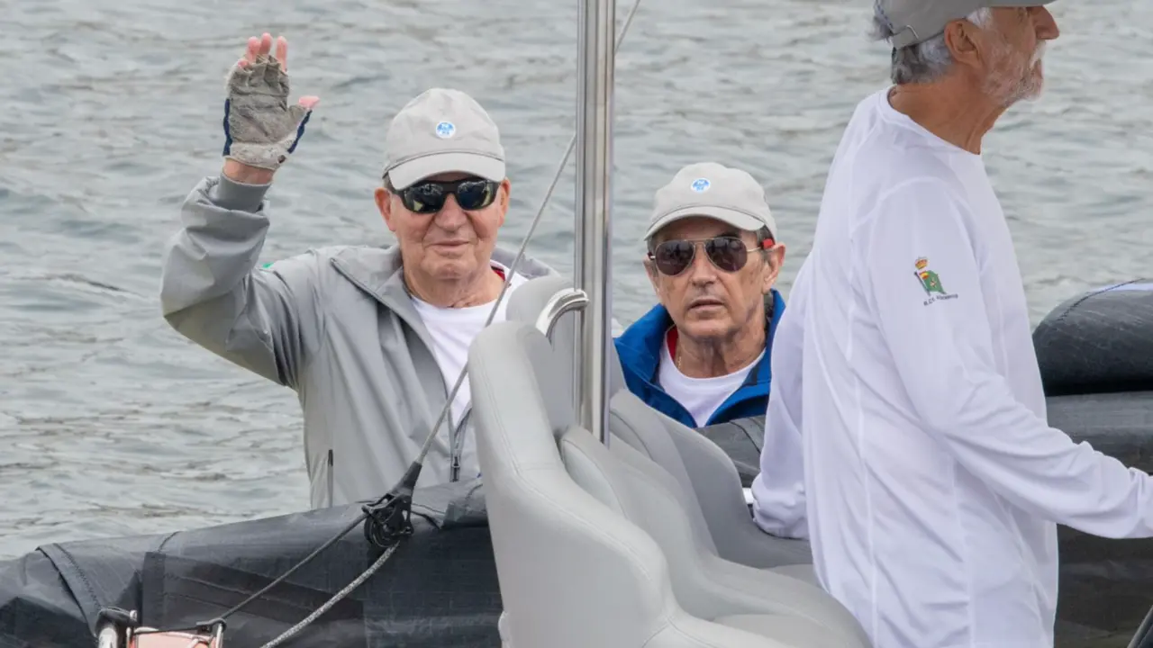  El Rey Juan Carlos y Pedro Campos en El Brib&oacute;n, a 27 de julio de 2023, en Sanxenxo, Pontevedra, Galicia (Espa&ntilde;a). - Jos&eacute; Oliva - Europa Press 