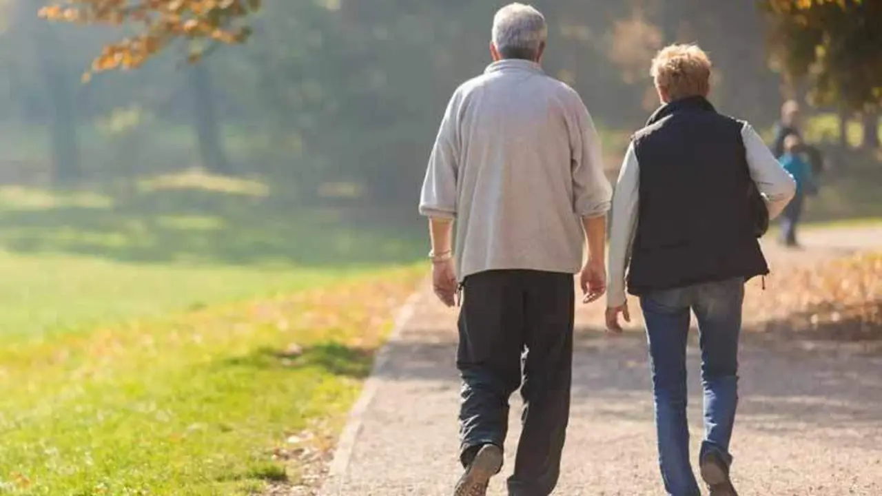  Pareja de ancianos caminando 