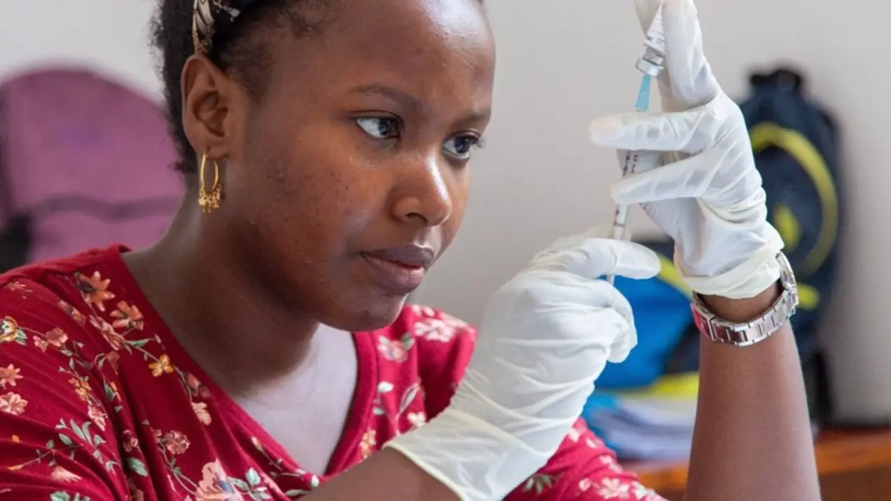  Archivo - Vacunaci&oacute;n contra la malaria con la vacuna 'R21/Matrix-M', desarrollada por la Universidad de Oxford, en un hospital de Tanzania. - TOM WILKINSON / UNIVERSITY OF OXFORD - Archivo 