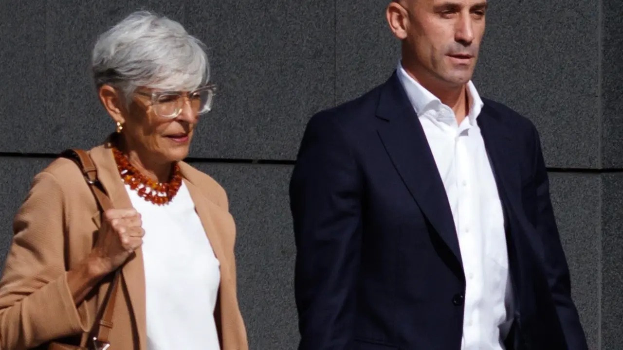  El expresidente de la Real Federaci&oacute;n Espa&ntilde;ola de F&uacute;tbol (RFEF), Luis Rubiales y su abogada, Olga Tubau, a su llegada a declarar en la Audiencia Nacional - EDUARDO PARRA / EUROPA PRESS 