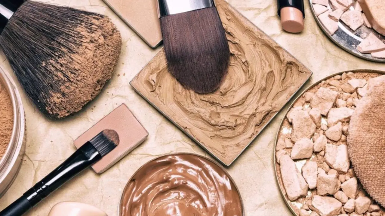  Es necesario limpiar las brochas de maquillaje para evitar que perjudicen a nuestra piel por la suciedad acumulada - CORTES&Iacute;A DRUNI 