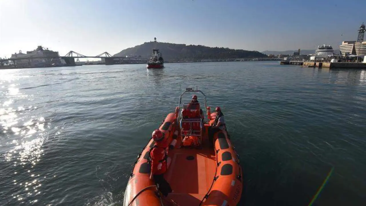  Una de las lanchas de rescate del barco de la ONG Proactiva Open Arms, sale desde el puerto de Barcelona rumbo al Mediterr&aacute;neo Central 
