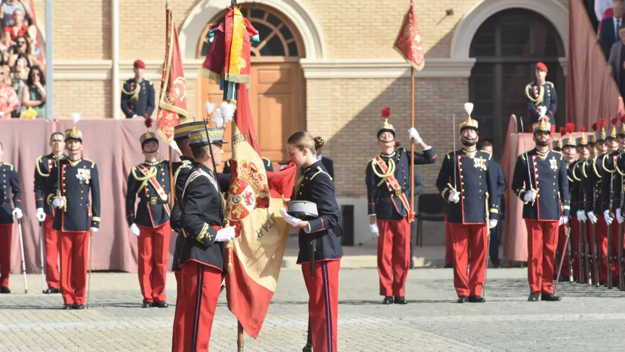 La princesa Leonor besa la Bandera durante el acto de Jura de Bandera, en la Academia General Militar, a 7 de octubre de 2023, en Zaragoza, Arag&oacute;n (Espa&ntilde;a). - Ram&oacute;n Comet - Europa Press 