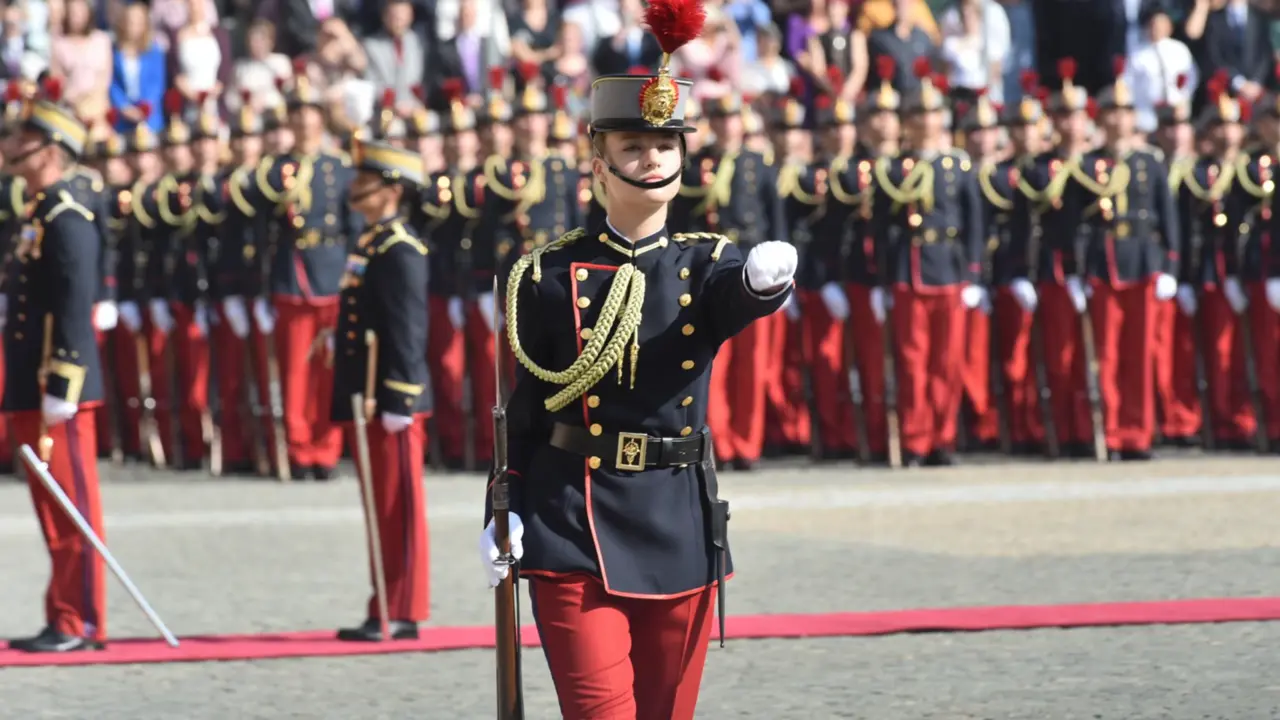  La princesa Leonor durante el acto de Jura de Bandera, en la Academia General Militar, a 7 de octubre de 2023, en Zaragoza, Arag&oacute;n (Espa&ntilde;a). Los nuevos cadetes, que verifican hoy, 7 de octubre, el juramento ante la Bandera, pertenecen a los Cuerpos Genera - Ram&oacute;n Comet - Europa Press 