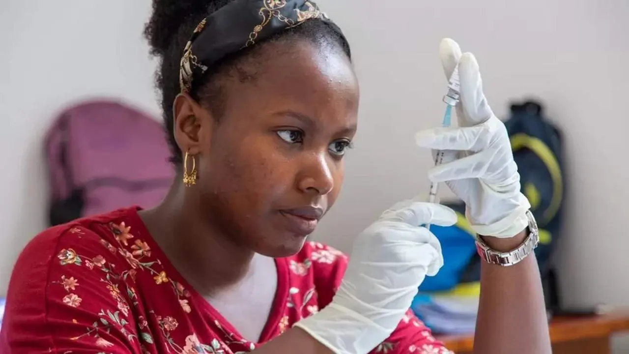  Una sanitaria prepara la vacuna de Oxford en Tanzania 