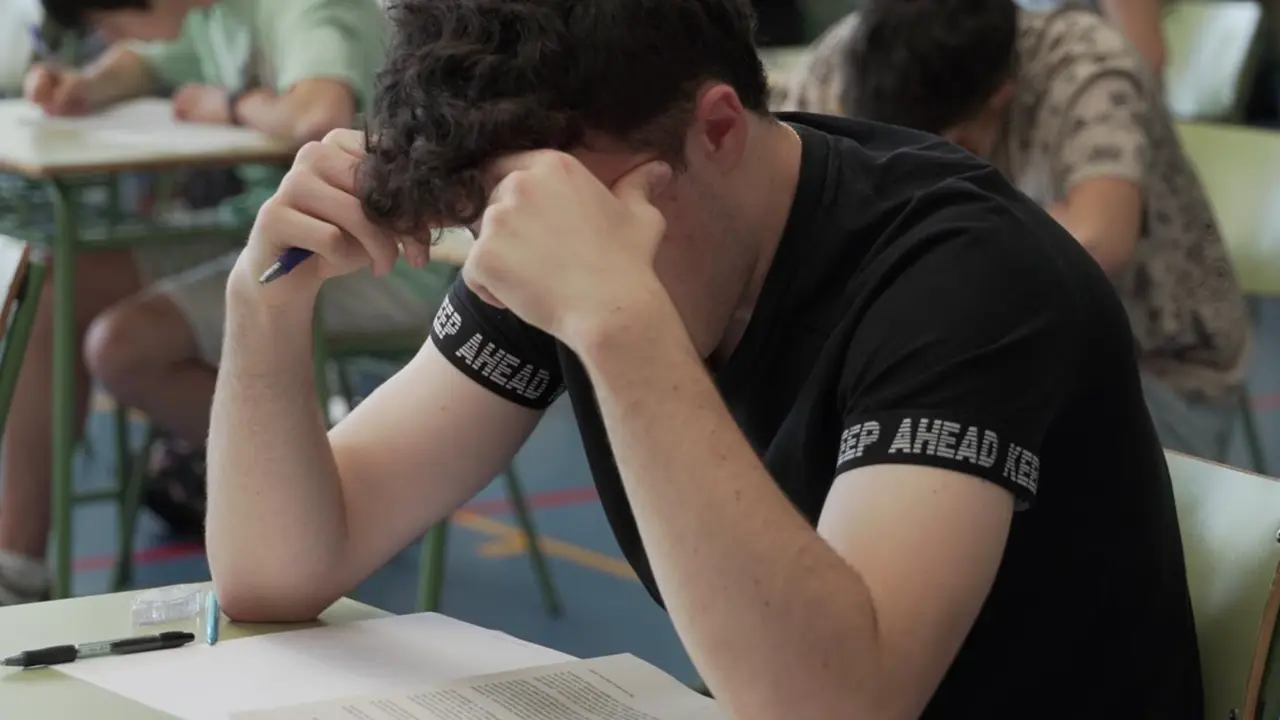  Archivo - Un estudiante realiza uno de los ex&aacute;menes de la EBAU - Alberto Ruiz - Europa Press - Archivo 