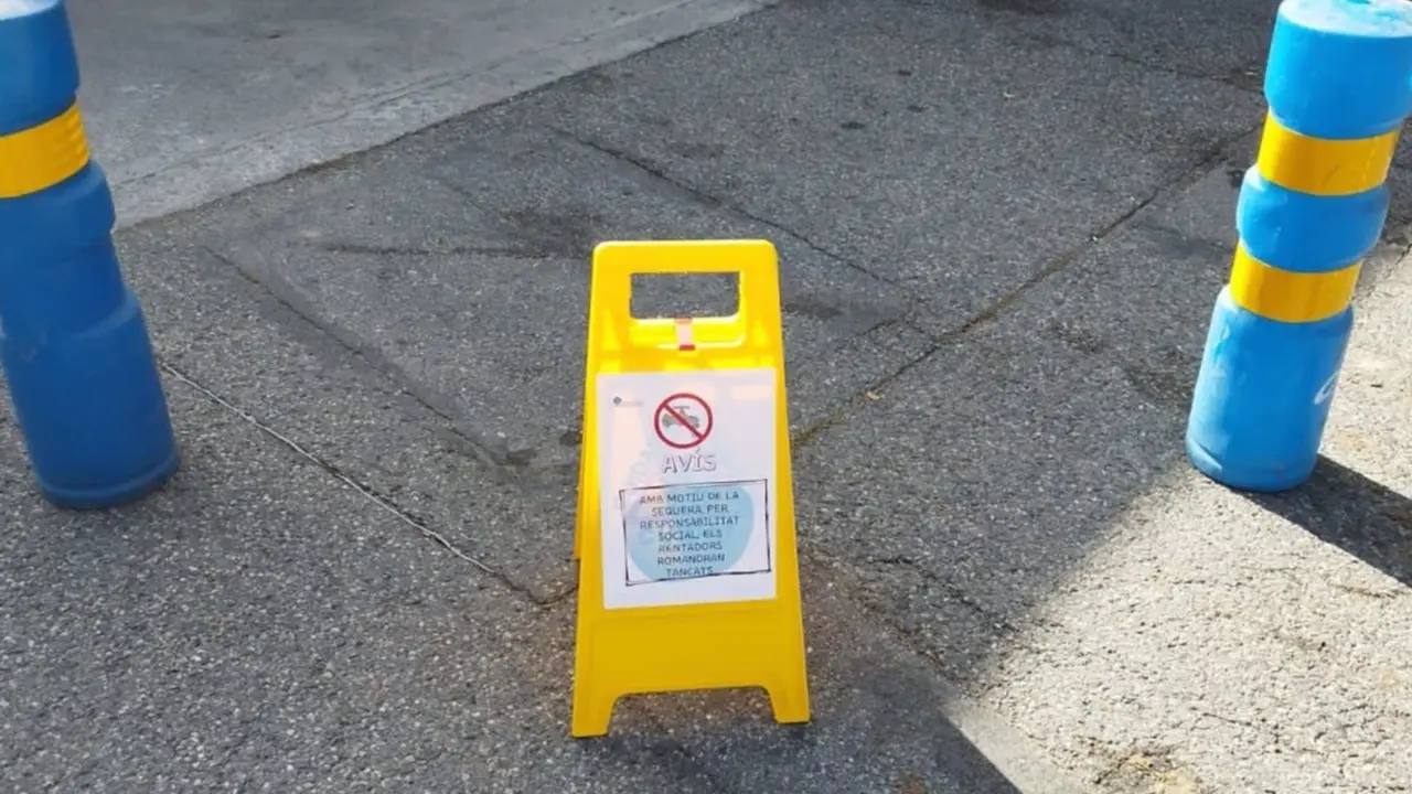  Un cartel informa que el lavador de veh&iacute;culos de una gasolinera de la Massana est&aacute; cerrado - MERITXELL PRAT 