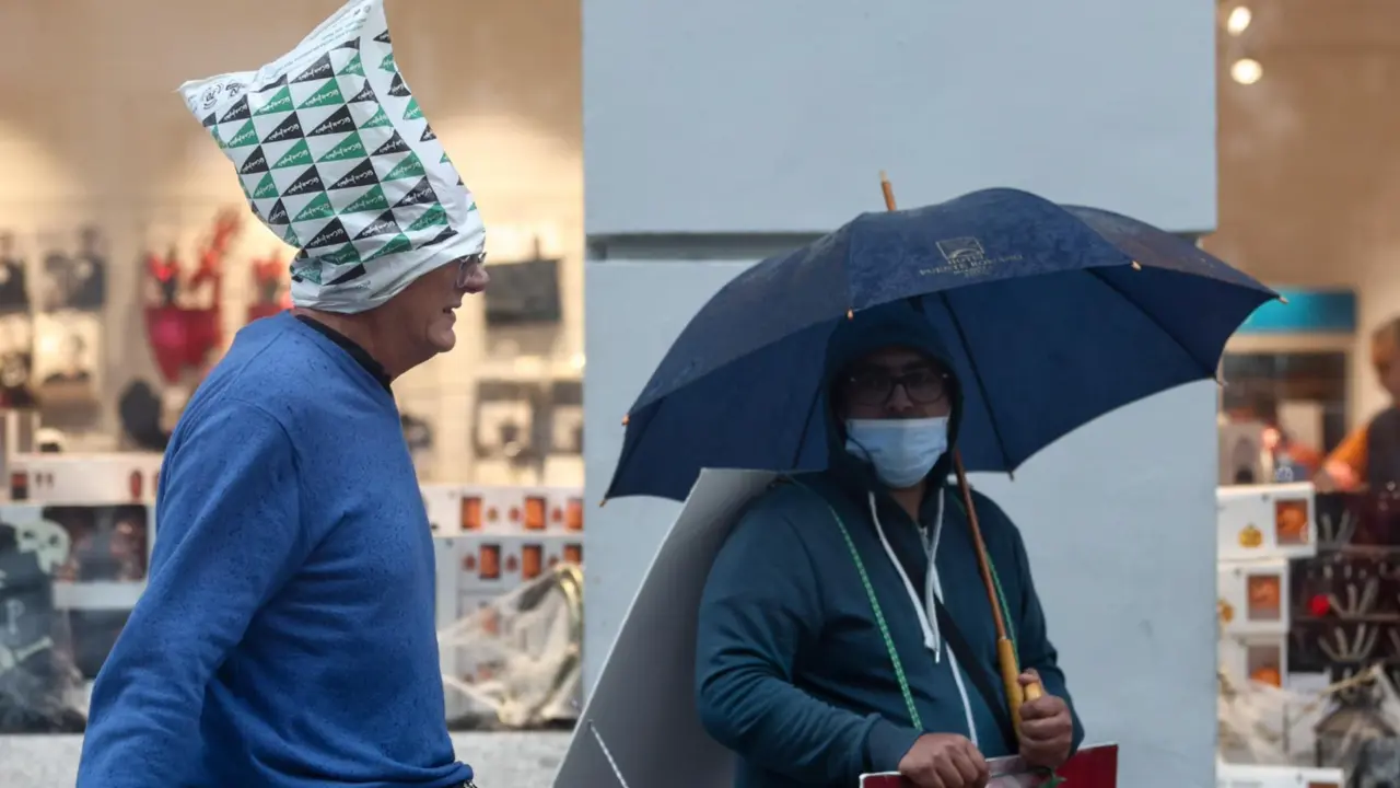 Archivo - Un hombre se cubre la cabeza con una bolsa de pl&aacute;stico para cubrirse de la lluvia, en la calle Gran V&iacute;a, a 20 de octubre, en Madrid (Espa&ntilde;a). - Eduardo Parra - Europa Press - Archivo 