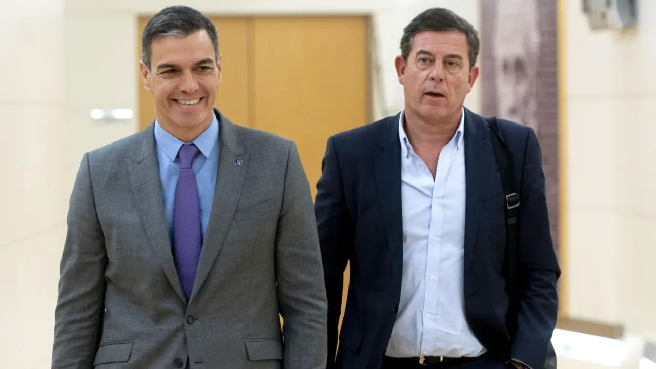  El presidente del Gobierno en funciones, Pedro S&aacute;nchez (i), y el diputado del PSOE, Jos&eacute; Ram&oacute;n G&oacute;mez Besteiro (d). - Alberto Ortega - Europa Press 