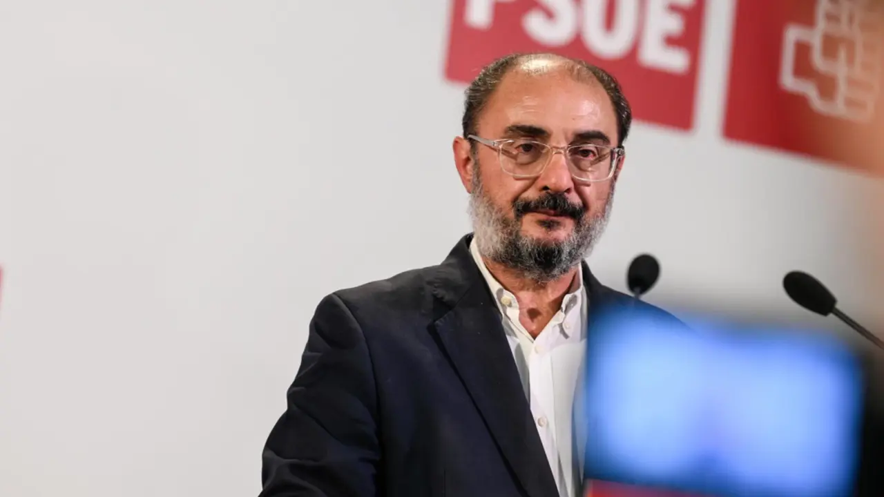  Archivo - El secretario general del PSOE Arag&oacute;n, Javier Lamb&aacute;n, en la sede de los socialistas en Zaragoza durante las pasadas elecciones auton&oacute;micas. - Marcos Cebri&aacute;n - Europa Press - Archivo 