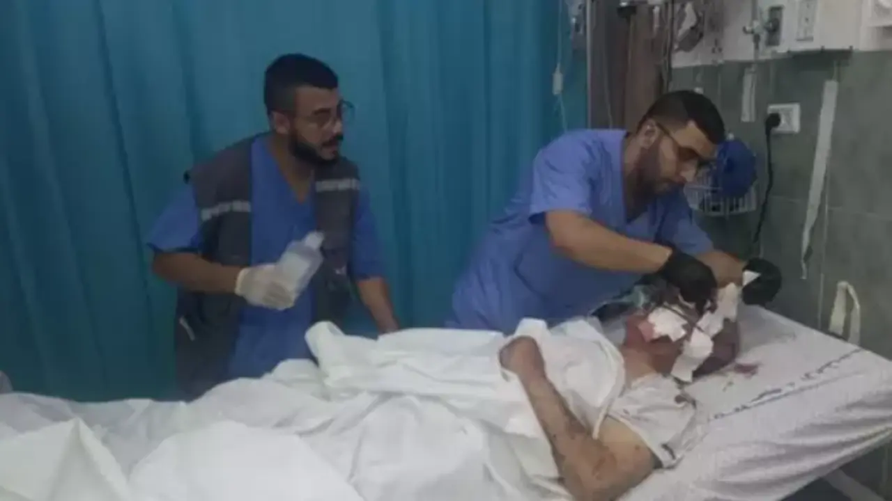  Sanitarios atendiendo a refugiados en Gaza 