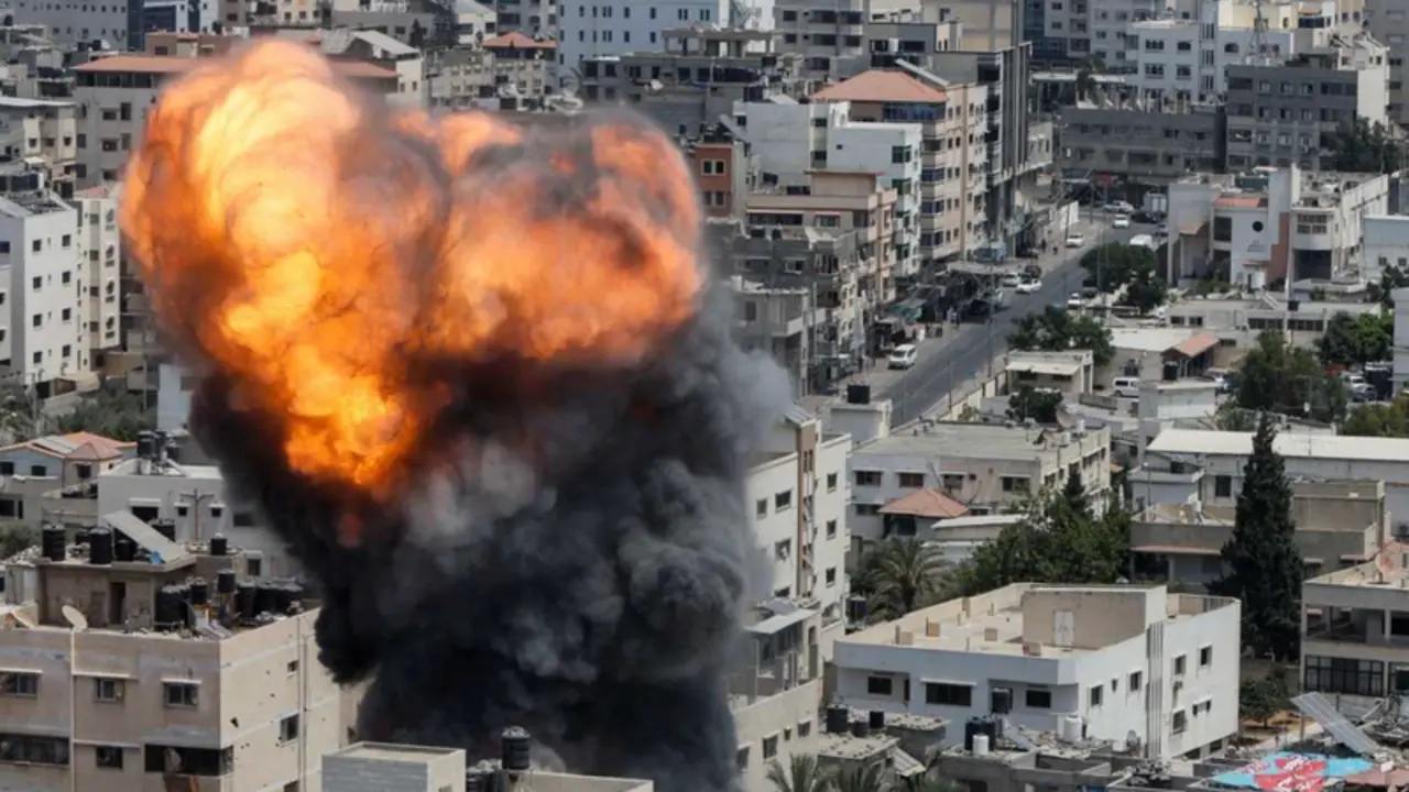  Las llamas y el humo se elevan durante un ataque a&eacute;reo israel&iacute; en Gaza. RTVE 