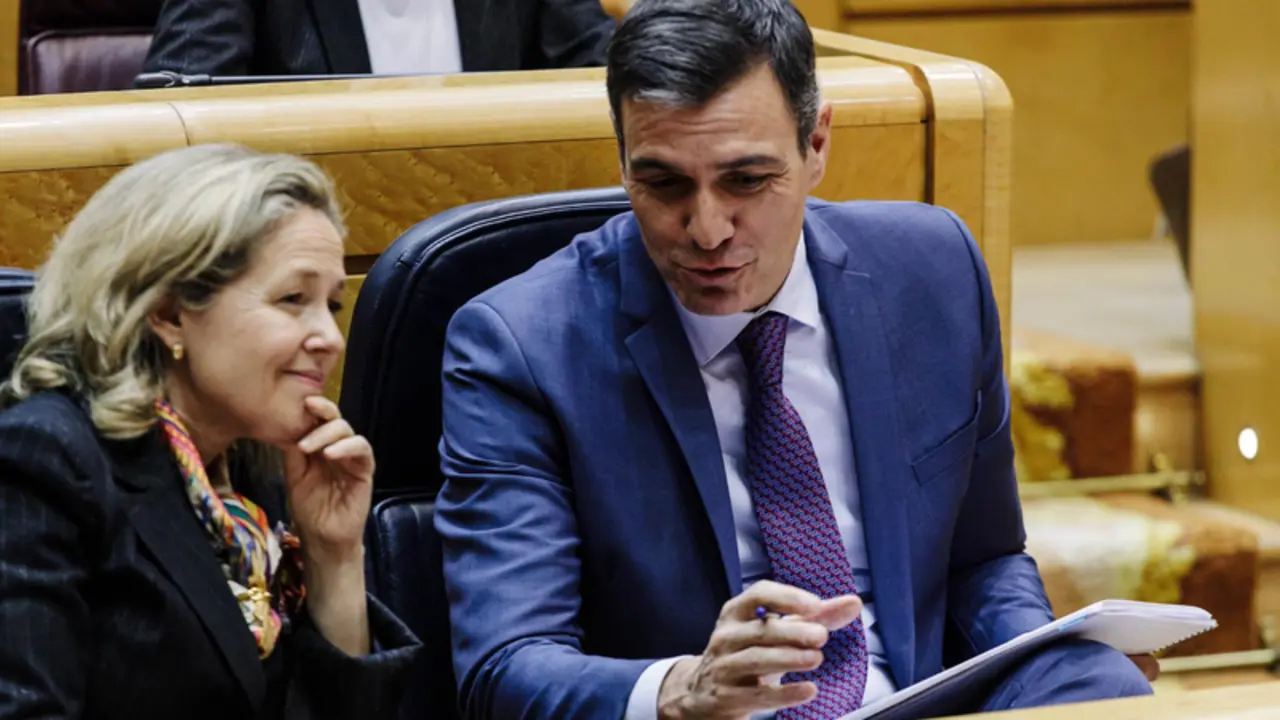  La vicepresidenta primera y ministra de Asuntos Econ&oacute;micos y Transformaci&oacute;n Digital, Nadia Calvi&ntilde;o, y el presidente del Gobierno, Pedro S&aacute;nchez, en un pleno del Senado, a 31 de enero de 2023, en Madrid (Espa&ntilde;a) 