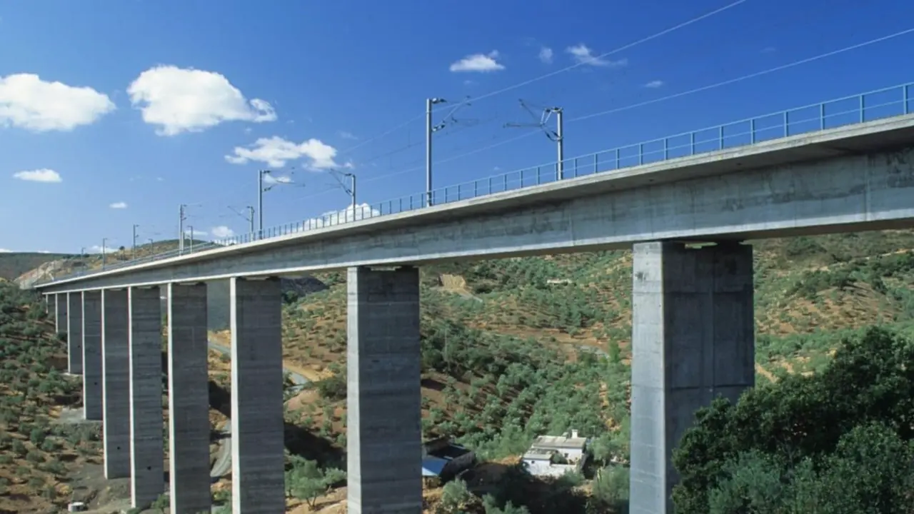  Viaducto de la l&iacute;nea de AVE Sevilla-Madrid a su paso por la provincia de C&oacute;rdoba. - ADIF 