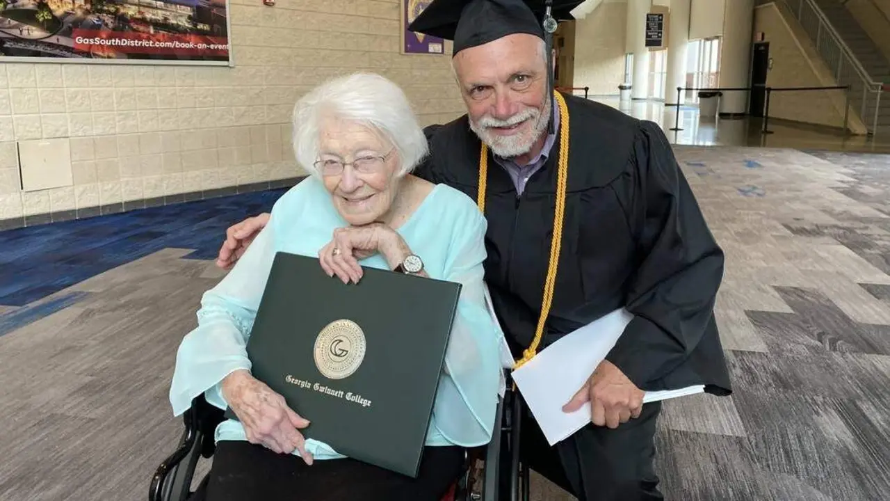 Sam Kaplan graduado a los 72 a&ntilde;os y su madre de 99 