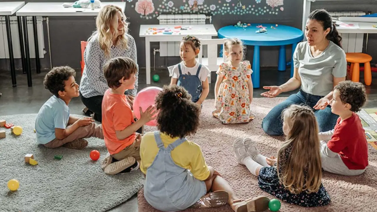  Alumnos con dos profesoras realizando una actividad en clase. 