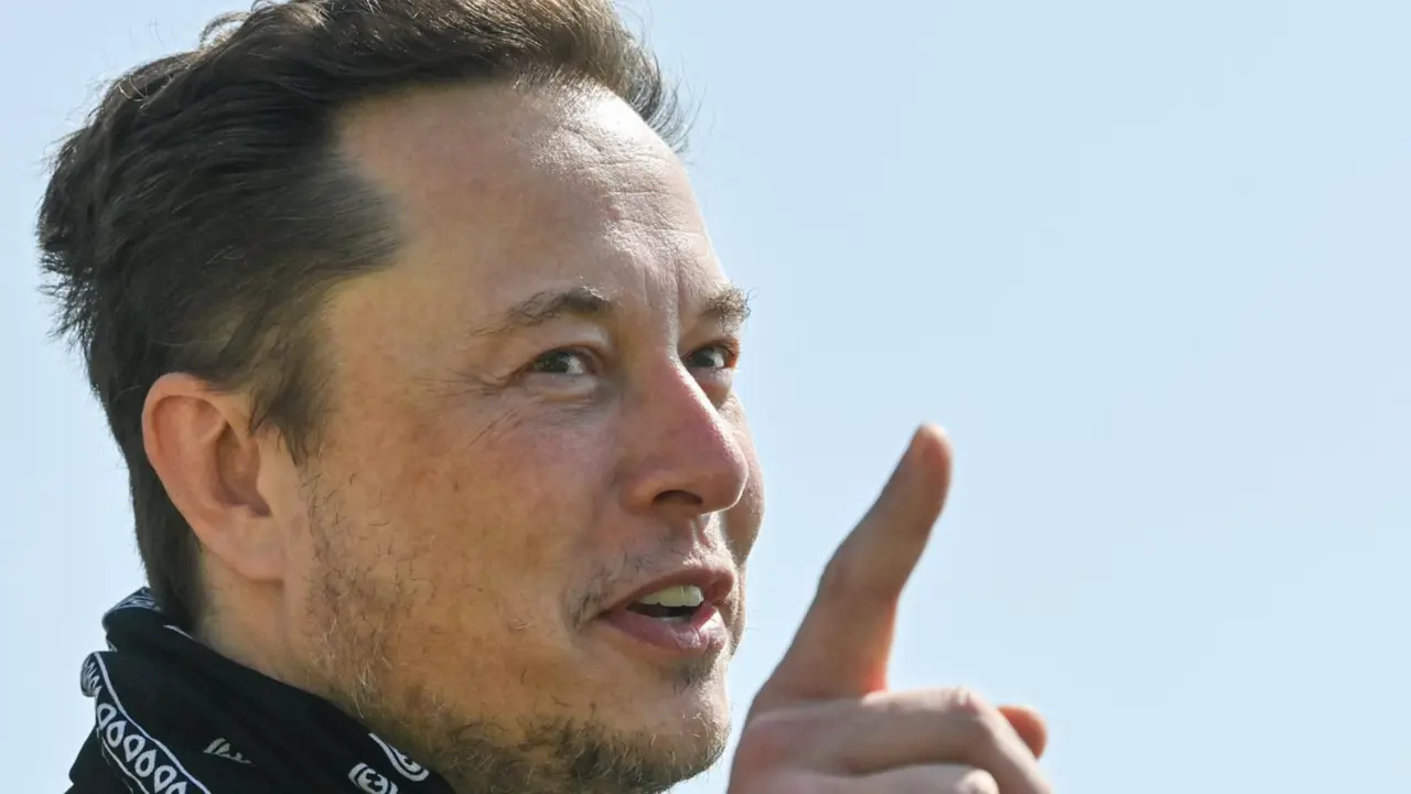  Archivo - FILED - 13 August 2021, Brandenburg, Gruenheide: Elon Musk, Tesla CEO, speaks during his visit to the construction site of the Tesla Gigafactory. Musk on Thursday accused the Securities and Exchange Commission of undertaking a "harassment campai - Patrick Pleul/dpa-Zentralbild/PO - Archivo 