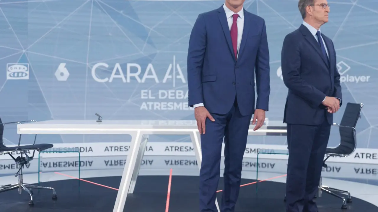  Archivo - El presidente del Gobierno y candidato del PSOE a la reelecci&oacute;n, Pedro S&aacute;nchez (i), y el candidato del PP a la presidencia, Alberto N&uacute;&ntilde;ez Feij&oacute;o (d), en el debate electoral de julo - Eduardo Parra - Europa Press - Archivo 
