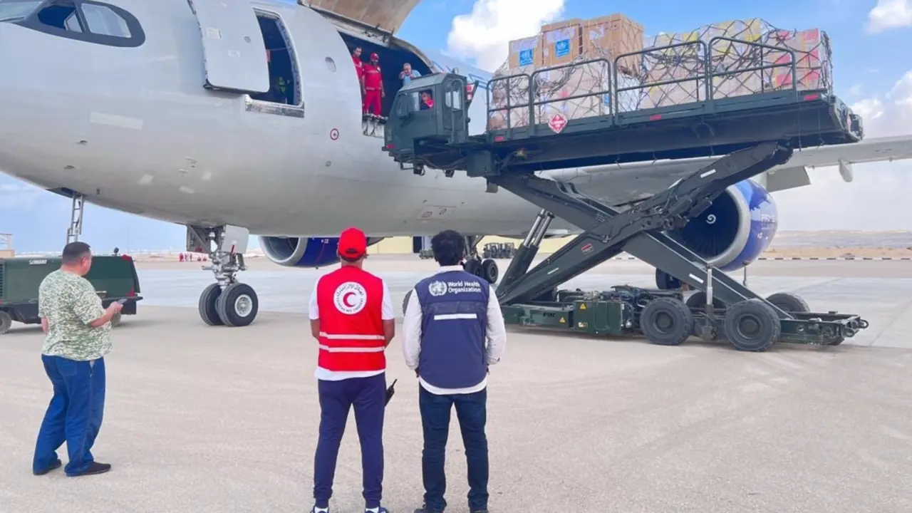  Avi&oacute;n de la OMS llega a El Arish para atender a la poblaci&oacute;n de Gaza - ORGANIZACI&Oacute;N MUNDIAL DE LA SALUD / X 