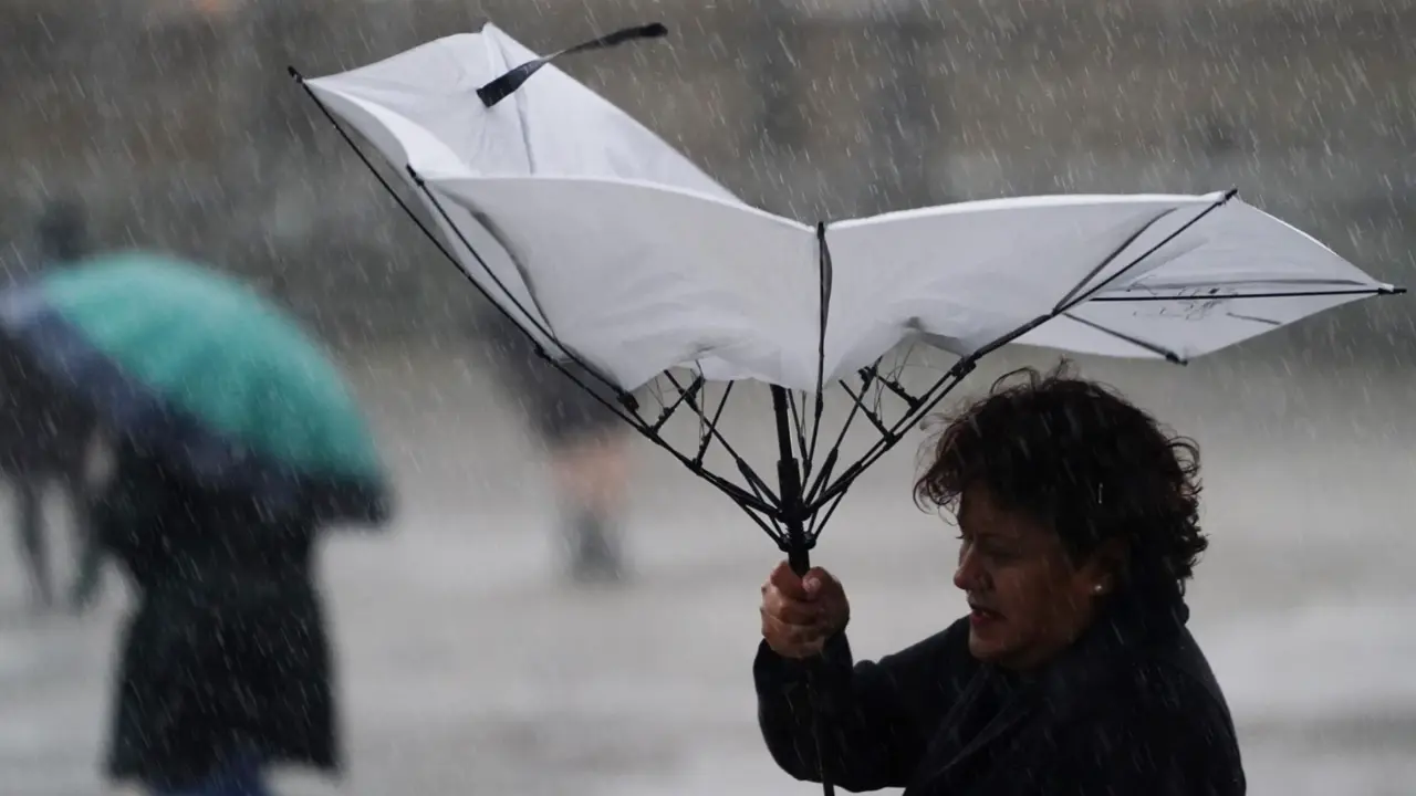  Una mujer sujeta un paraguas durante el paso de la borrasca &lsquo;Aline&rsquo; - &Aacute;lvaro Ballesteros - Europa Press 