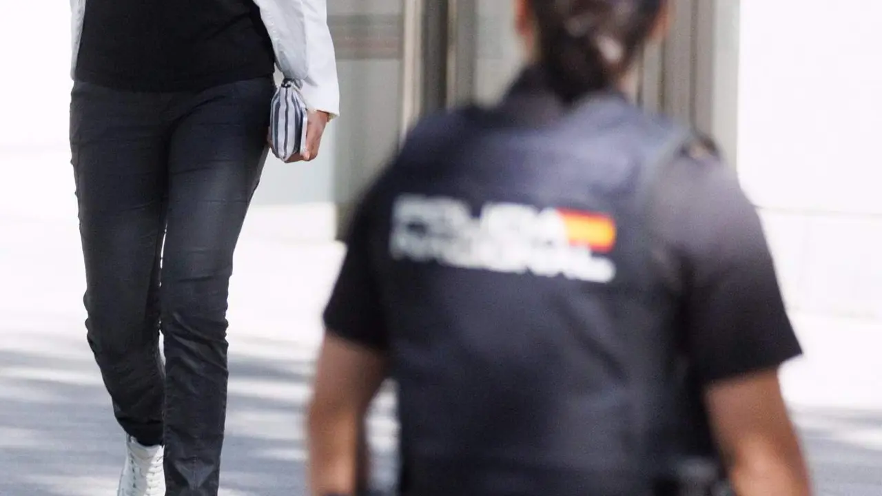  Una amiga de la jugadora de la selecci&oacute;n femenina Jenni Hermoso a su llegada a la Audiencia Nacional para ser interrogado, a 25 de septiembre de 2023, en Madrid 