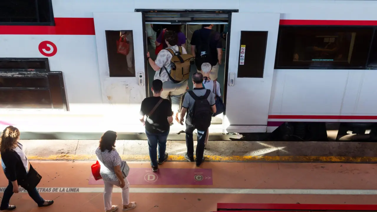 Varias personas a su entrada en un vag&oacute;n de tren en la estaci&oacute;n de Puerta de Atocha-Almudena Grandes, con motivo del inicio del puente del Pilar, a 11 de octubre de 2023, en Madrid (Espa&ntilde;a). - Gustavo Valiente - Europa Press 